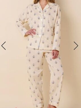 The Cat's Pajamas Cream  Queen Bee Print Pajama set size Large